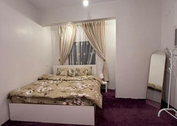 استديو بسرير ماستر وجلسة مريحة 