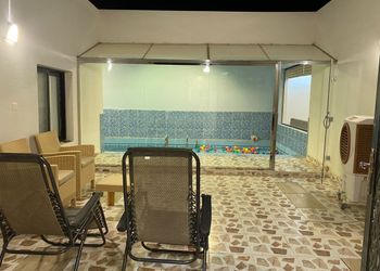 شاليه بمسطح اخضر وجلسة خارجية 