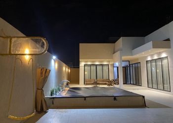 شاليه بمسبح خارجي وصالة جلوس