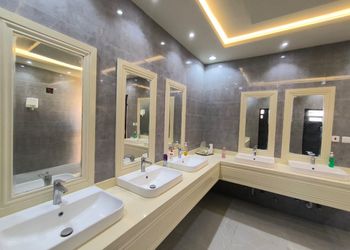 مزرعة بمسطح اخضر وبيت شعر