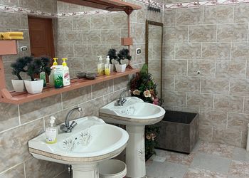 استراحة بمجالس واسعة وفناء خارجي