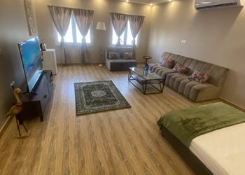 استديو بأثاث مريح وبسيط 