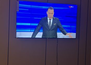 استديو بأثاث مريح وبسيط 
