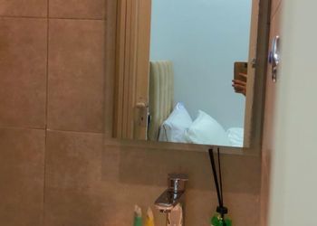 غر فة فندقية بدورة مياه مستقلة