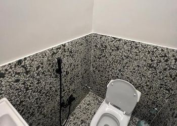 شاليه بجلسة تطل على مسبح خارجي 