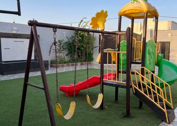 شاليه بألعاب أطفال وجلسة خارجية 