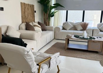 شاليه بجلسة تطل على مسبح خارجي 
