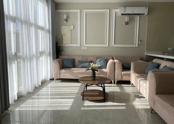 شاليه بجلسة خارجية ومسبح داخلي