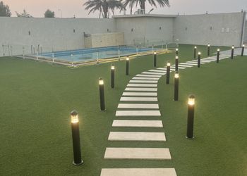 شاليه بمسطح اخضر ومسبح