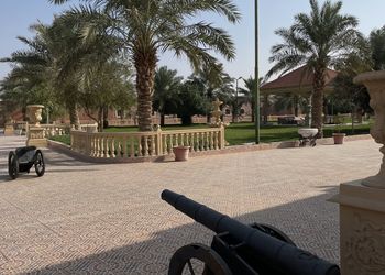 مزرعة بألعاب أطفال ومسطح اخضر