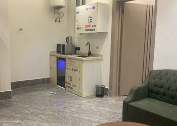 شقة بغرفة معيشة وغرفة نوم 
