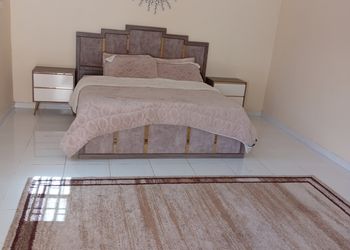 استراحة بمسبح و مسطح اخضر
