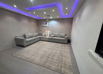 استراحة بمجلس وفناء خارجي 