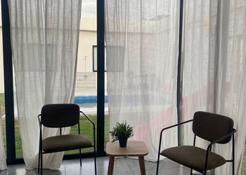 شاليه بمسبح ومسطح اخضر 