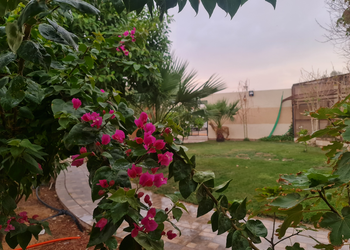استراحة بجلسات خارجيةومسبح داخلي
