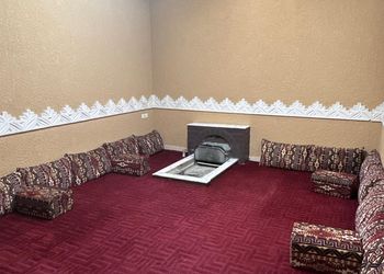شاليه بمجلس وفناء خارجي