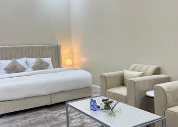 استديو بسرير ماستر وجلسة مريحة