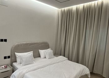 شقة بغرفة معيشة وغرفة نوم 