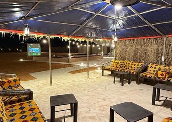 مخيم ببيت شعر وجلسة خارجية