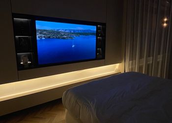 استديو بأثاث مريح وبسيط 