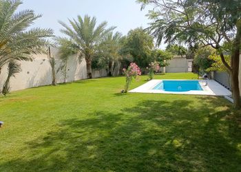 استراحة بمسبح خارجي ومسطح اخضر