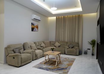 شقة بصالة مريحة وتصميم هادئ 