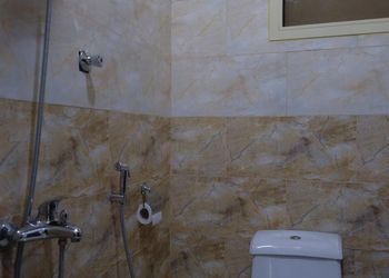 شقة بصالة انيقة وغرفة نوم