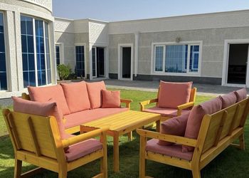 شاليه بجلسة خارجية ومسطح اخضر