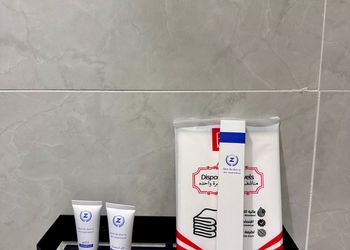 استديو بأثاث مريح وبسيط 