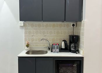 استديو بأثاث مريح وبسيط 