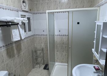 شقة بصالة وغرفتين نوم وبأثاث مريح