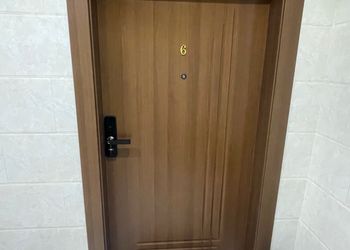 شقة بصالة وغرفتين نوم وبأثاث مريح