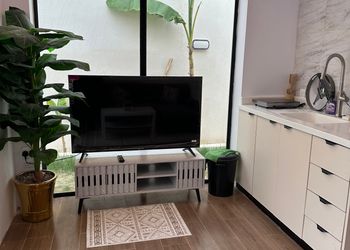 شاليه بمسطح اخضر ومسبح 