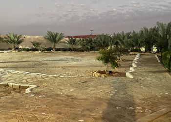 استراحة بالعاب ومسطحات خضراء 