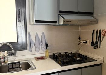 شقة بصالة أنيقة وغرفتين نوم 