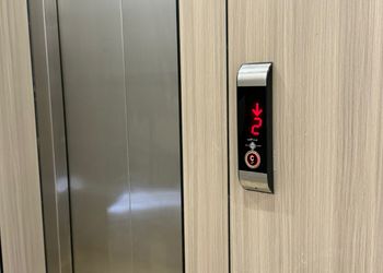 استديو بأثاث مريح وبسيط 