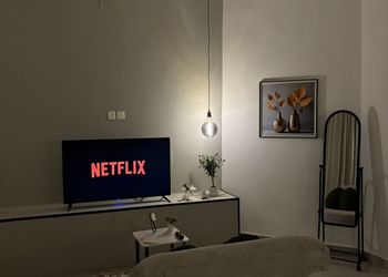 استديو بأثاث مريح وبسيط 
