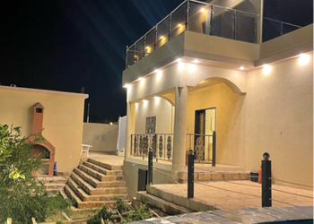 مزرعة بمسبح مطل على الحديقة