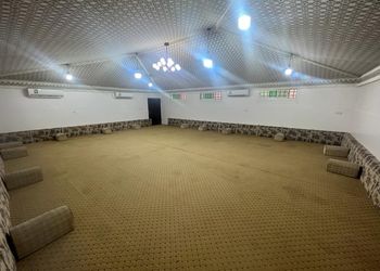 استراحة بملعب كرة قدم ومجالس