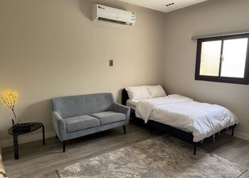 استديو بأثاث مريح وبسيط 