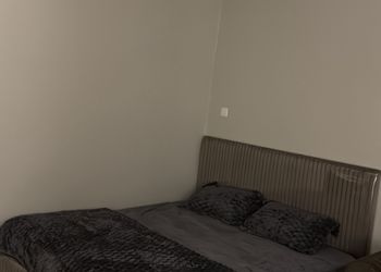 استديو بسرير ماستر وجلسة مريحة 