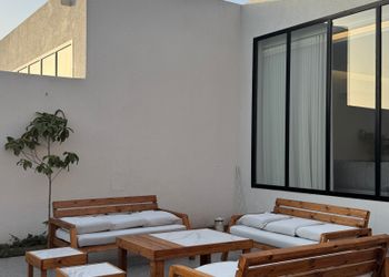 شالية بمجلس مطل على الفناء الخارجي 