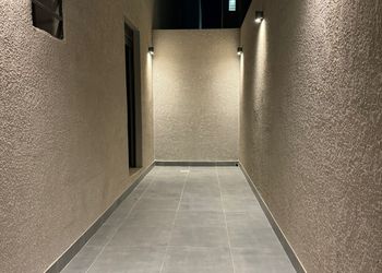 استديو بسرير مريح وتصميم هادئ 