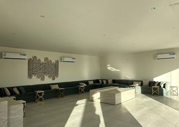 استراحة بمسطحات خضراء وملاعب