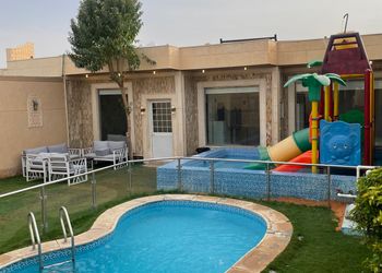 شاليه بمسطح اخضر وجلسة خارجية 