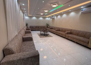 استراحة بمجلس واسع وفناء خارجي 
