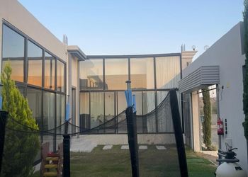 شاليه بجلسة خارجية ومسطح اخضر