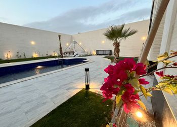 شاليه بمسطح اخضر وجلسة خارجية 