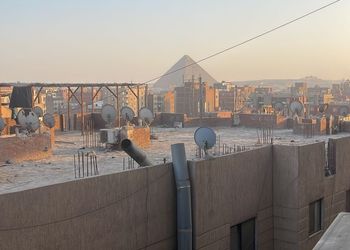 شقة بصالة وثلاث غرف نوم