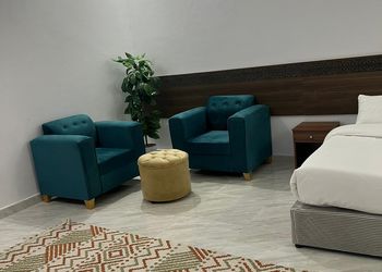 غرفة قياسية مع مطبخ صغير